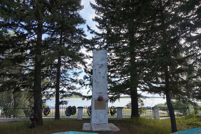 Братская могила и памятник - монумент борцам за установление советской власти в Нарымском крае.